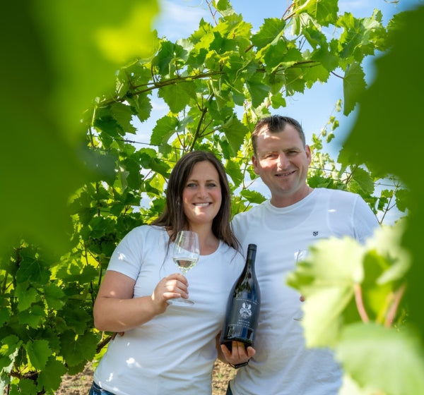 Winzer posieren zwischen den Weinreben